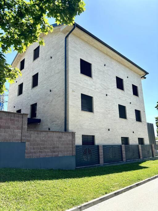 Moste 2 - Free Parking & Pool, Ev Station *